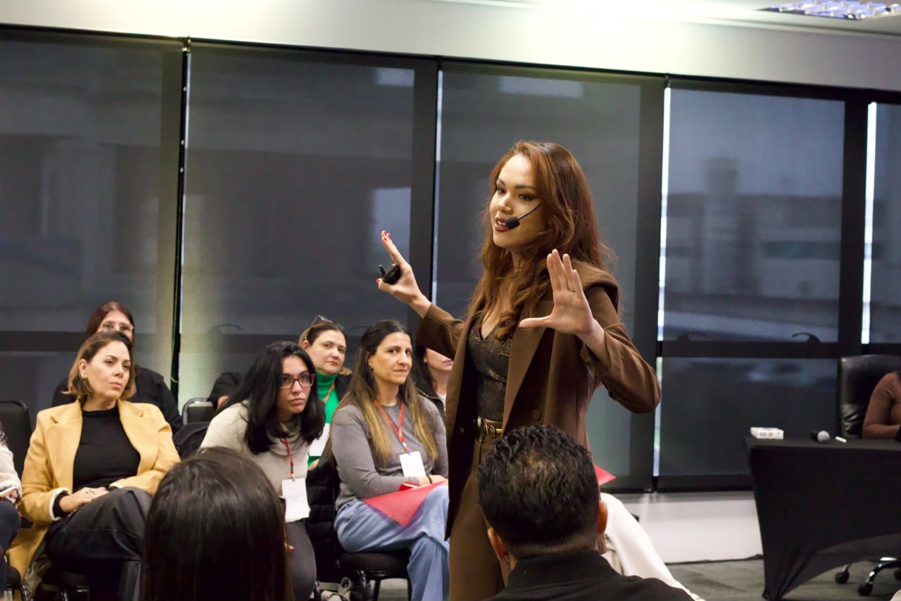 Bianca Ogata no palco conduzindo uma formação do Instituto IFT