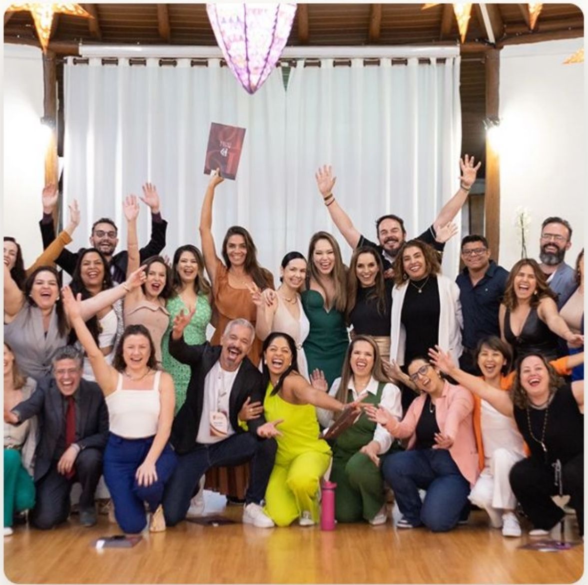 Alunas de mãos unidas durante uma prática sistêmica